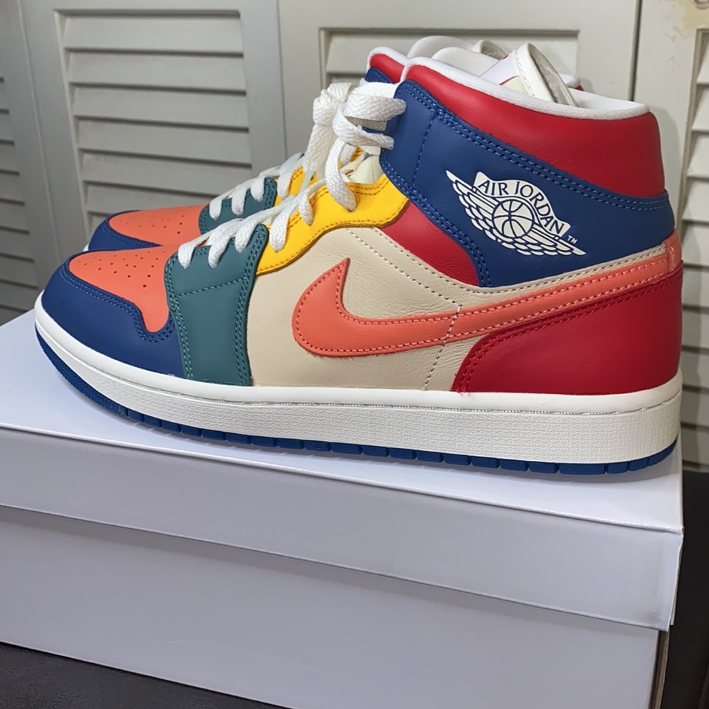 Women’s Air Jordan 1 MID SE… - Picture 4 of 7